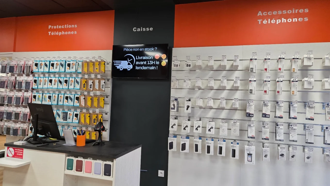Les rayons de la boutique : protections, accessoires et caisse