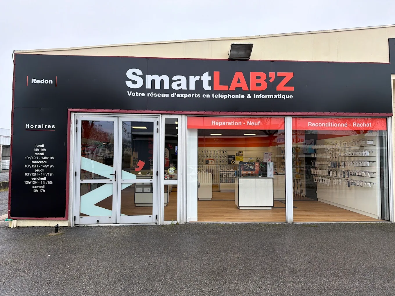 La façade de SmartLAB'Z Redon, enseigne et horaires, vitrine ouverte sur la boutique