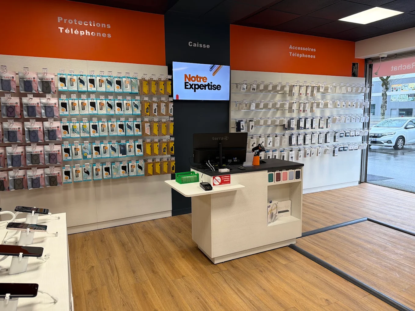 Intérieur de la boutique : caisse, protections et accessoires pour téléphones