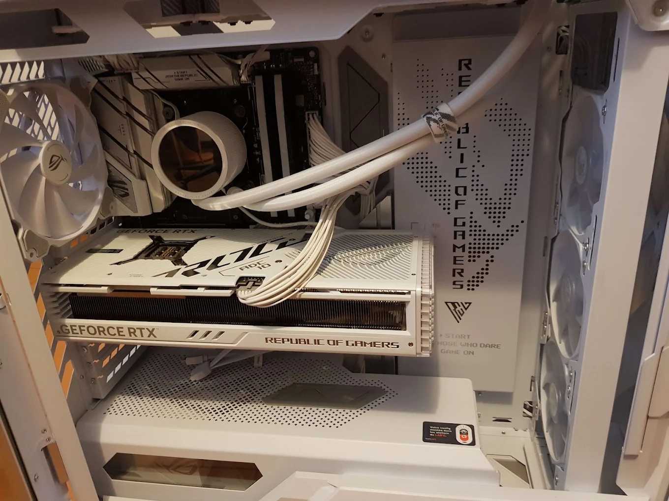Une tour gamer montée à l'atelier, panneau ouvert