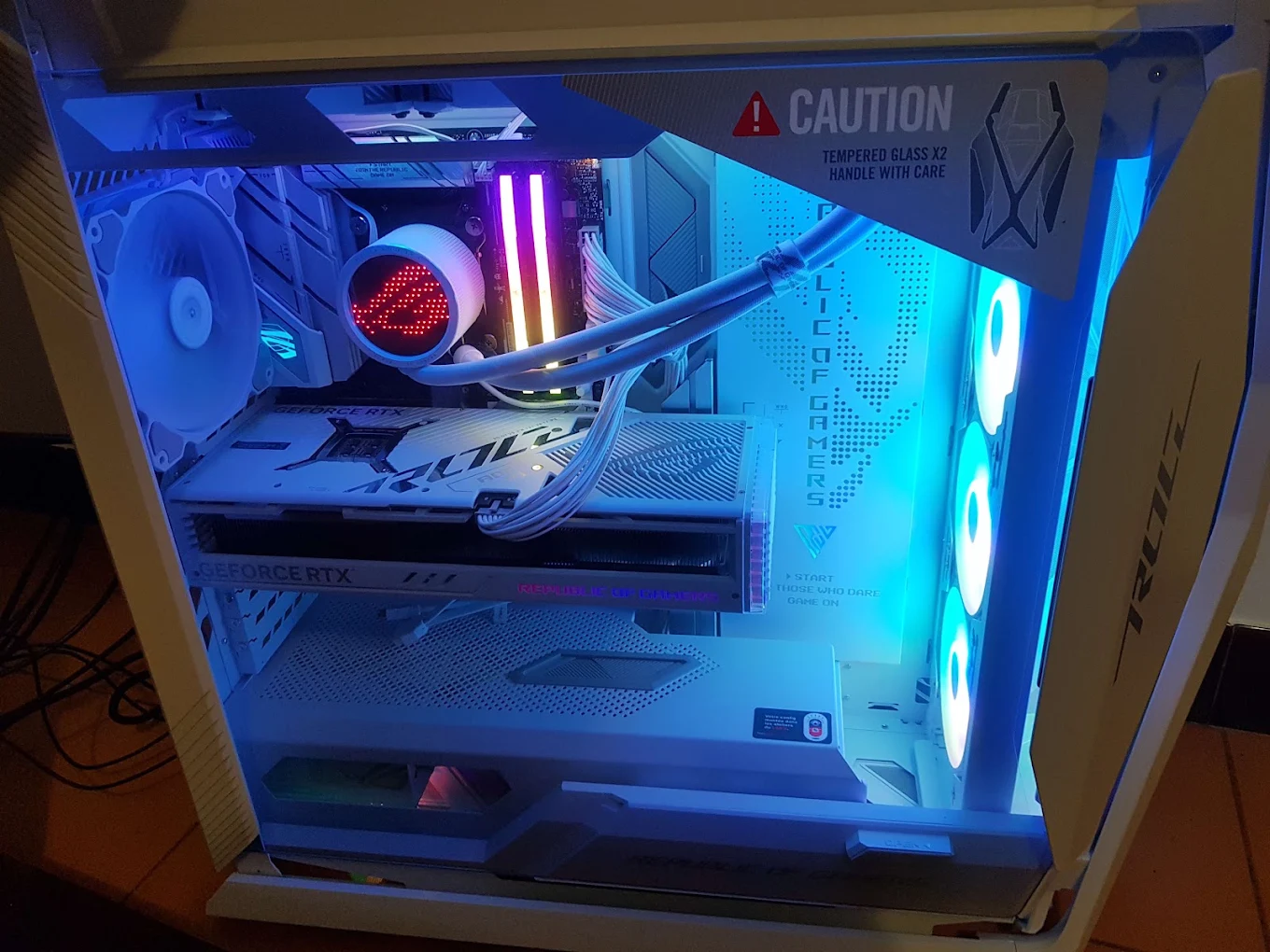 Le câblage d'une tour gamer montée à l'atelier